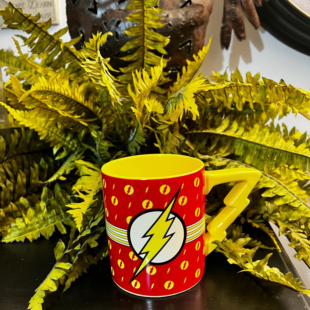 DC Comics The Flash Logo ceramic mug holds 20oz